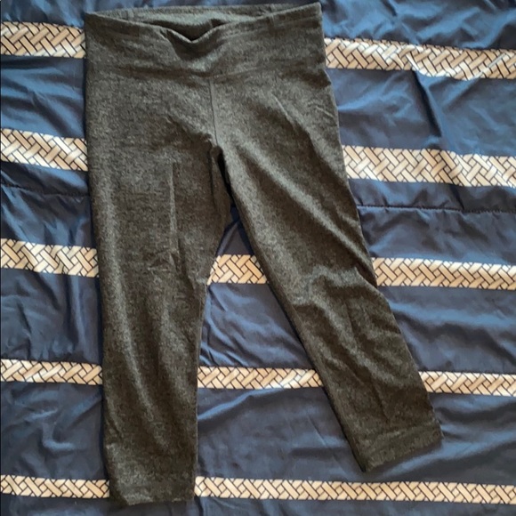 Under Armour Crops - Picture 2 of 3